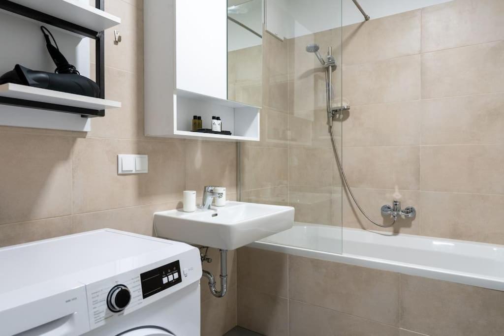 1Br Excellence, Fast To Centre By Hm Apartment Wina Bagian luar foto