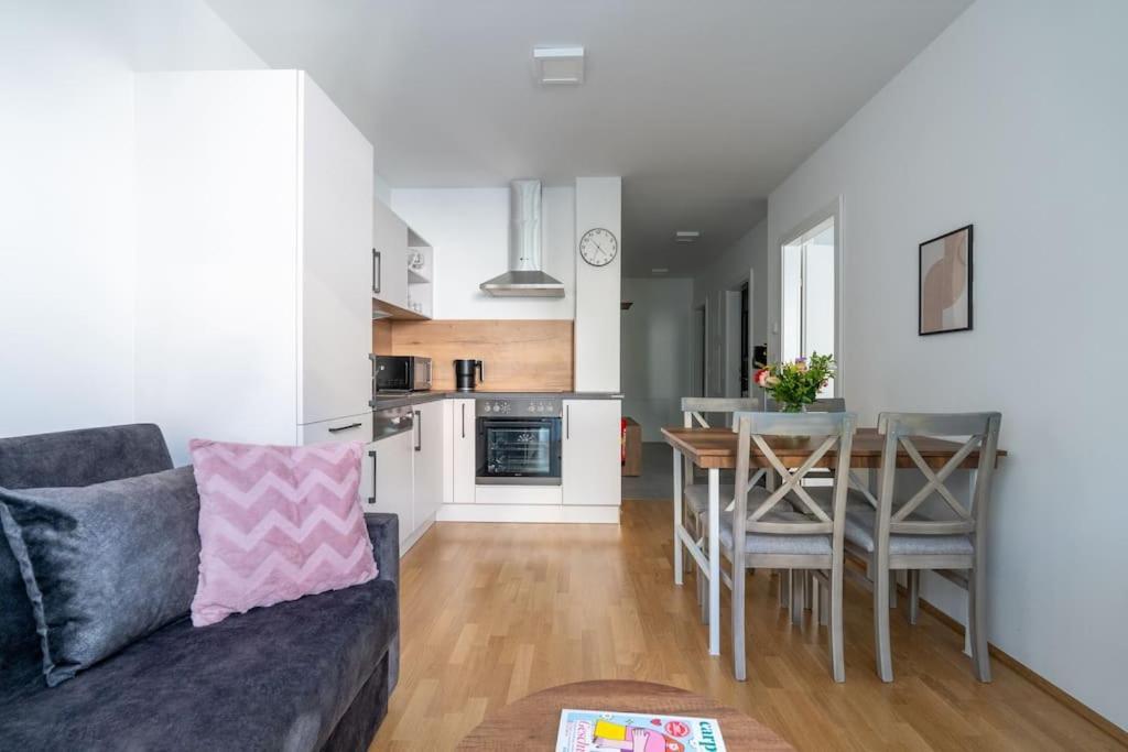 1Br Excellence, Fast To Centre By Hm Apartment Wina Bagian luar foto