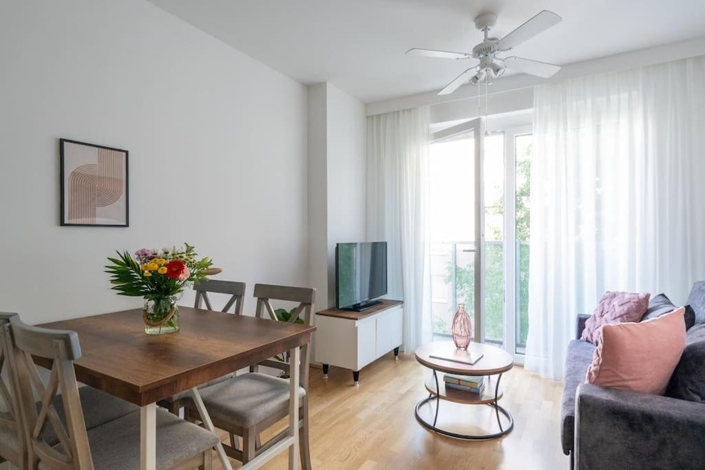 1Br Excellence, Fast To Centre By Hm Apartment Wina Bagian luar foto