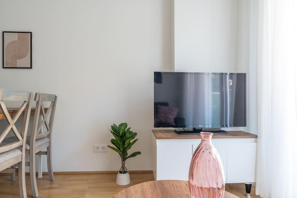 1Br Excellence, Fast To Centre By Hm Apartment Wina Bagian luar foto