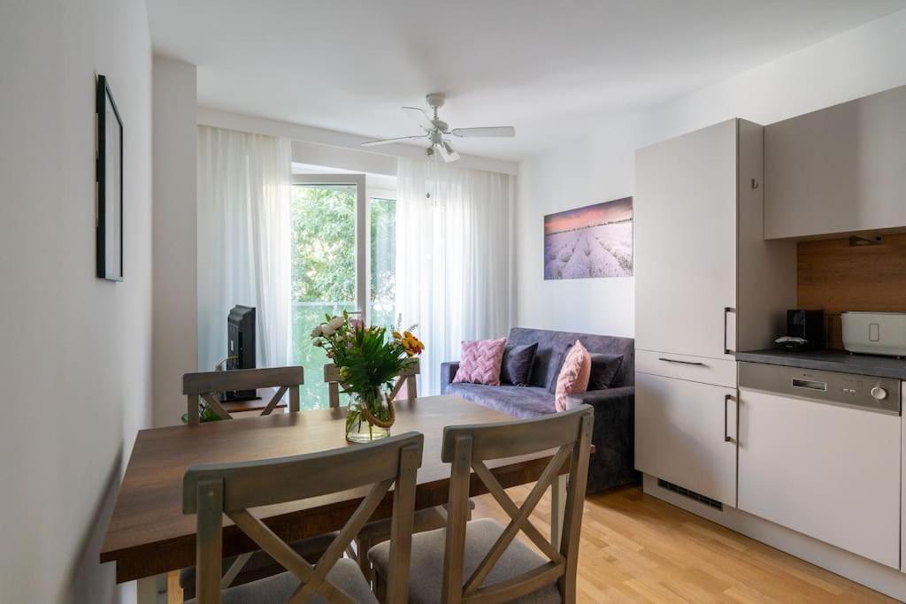 1Br Excellence, Fast To Centre By Hm Apartment Wina Bagian luar foto